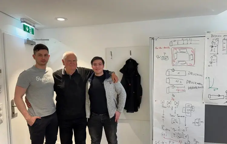 Ali und Peter mit Prof. DI Roiger